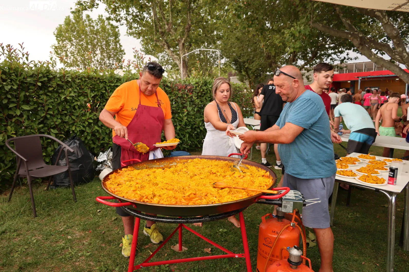 Paella popular en Villamayor. Fotos: David Sañudo