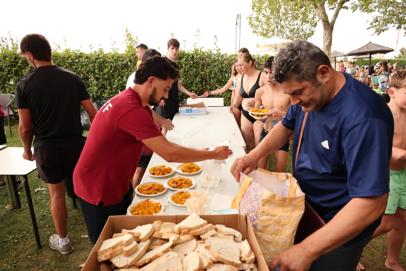 Paella popular en Villamayor. Fotos: David Sañudo