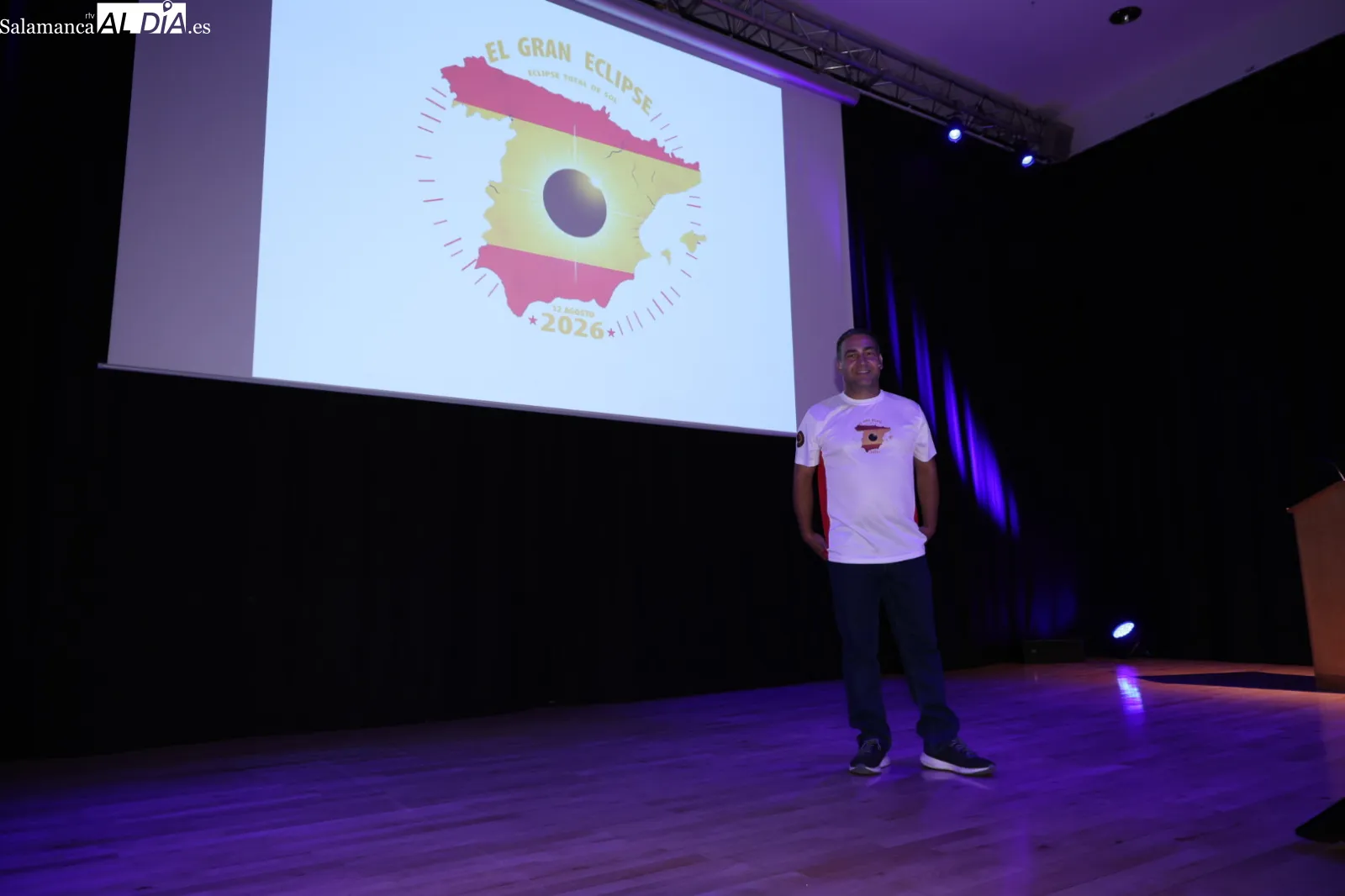 Óscar Martín ha ofrecido una conferencia sobre el reciente y el futuro eclipse solar. Fotos: David Sañudo