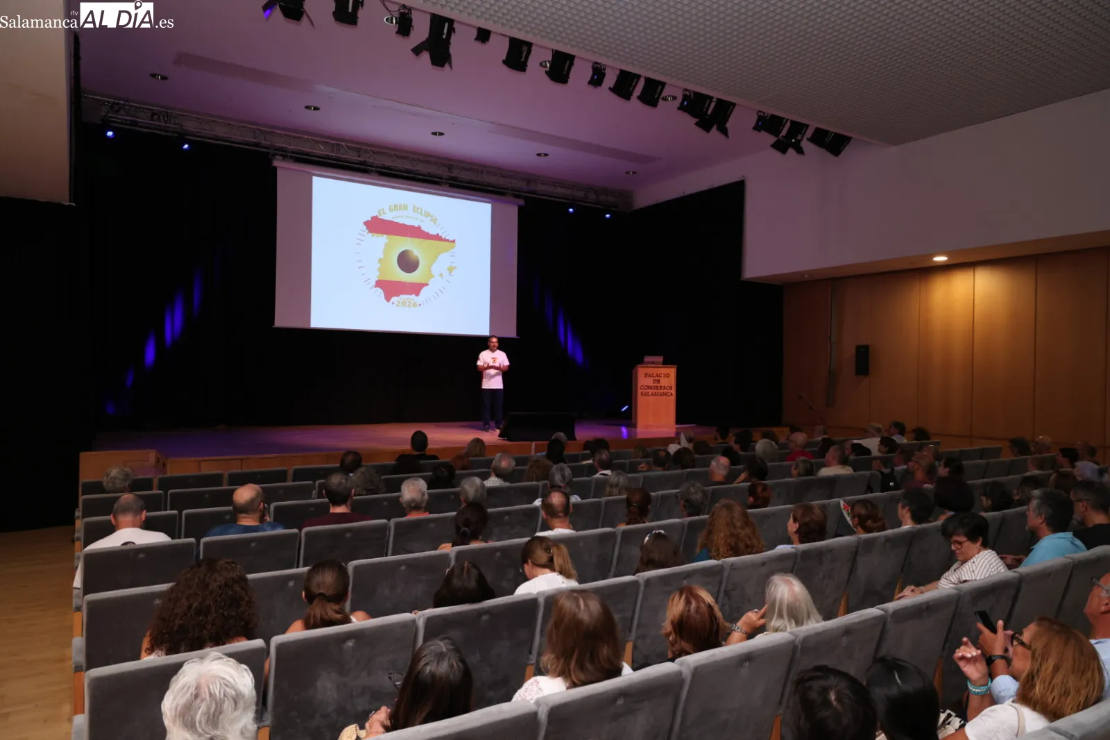 Óscar Martín ha ofrecido una conferencia sobre el reciente y el futuro eclipse solar. Fotos: David Sañudo