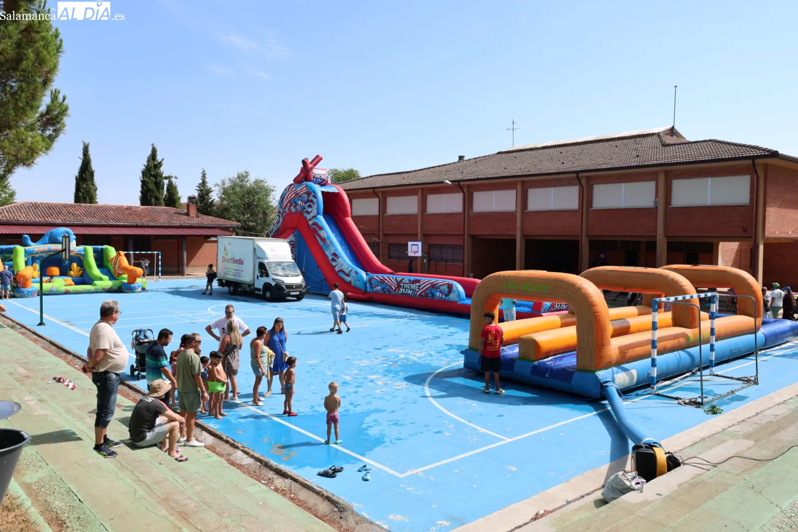 Parque de ocio infantil con hinchables y atracciones acuáticas en Guijuelo. Fotos: David Sañudo