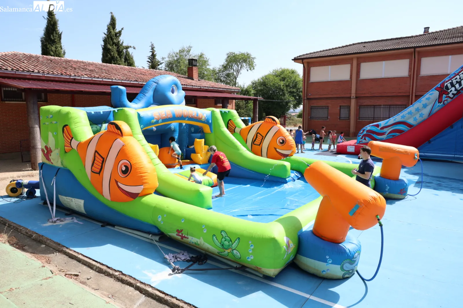 Parque de ocio infantil con hinchables y atracciones acuáticas en Guijuelo. Fotos: David Sañudo