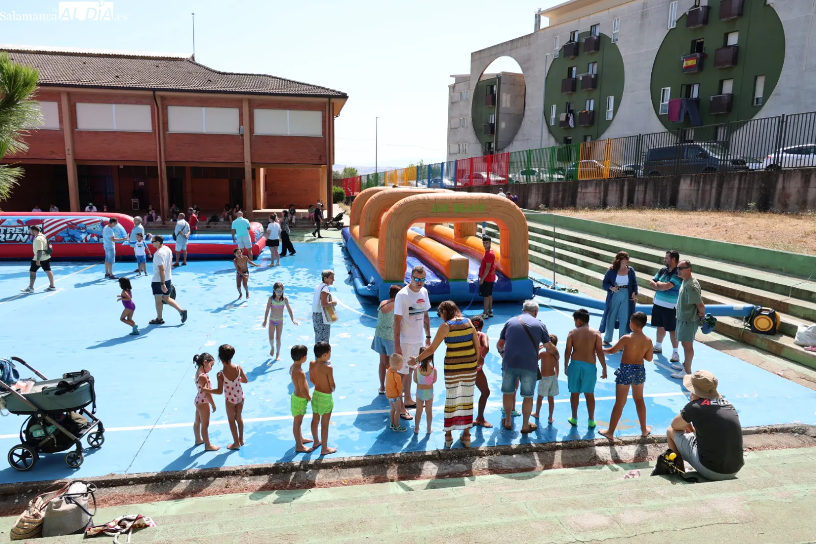 Parque de ocio infantil con hinchables y atracciones acuáticas en Guijuelo. Fotos: David Sañudo