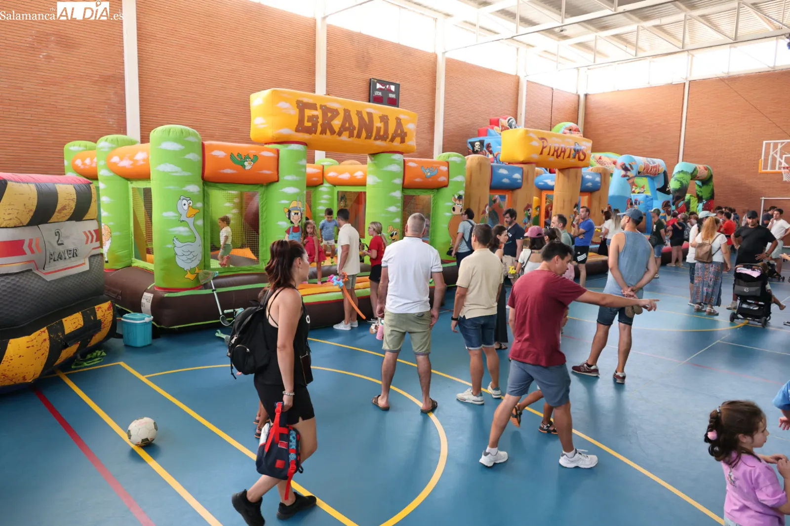 Parque de ocio infantil con hinchables y atracciones acuáticas en Guijuelo. Fotos: David Sañudo
