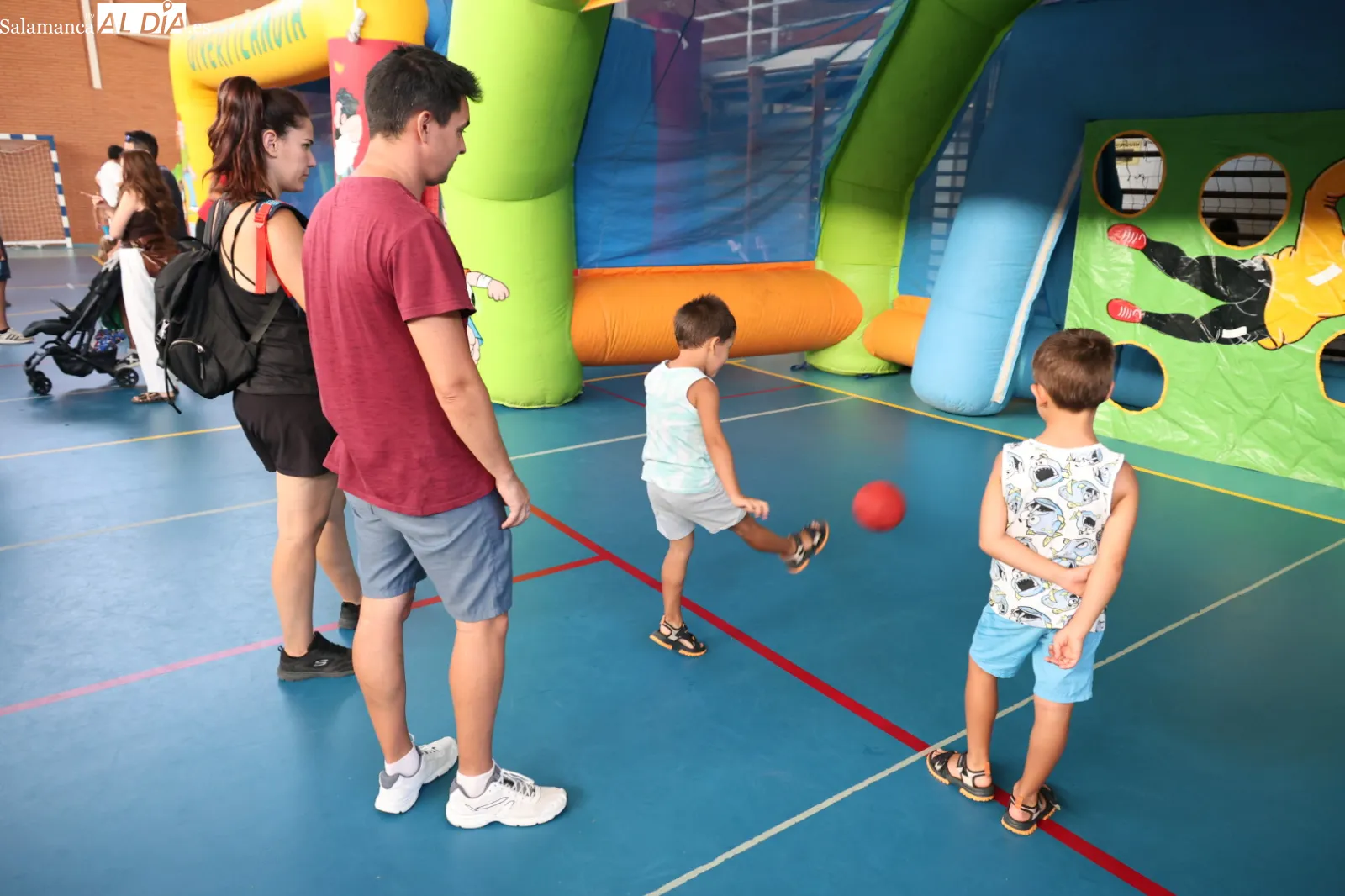 Parque de ocio infantil con hinchables y atracciones acuáticas en Guijuelo. Fotos: David Sañudo