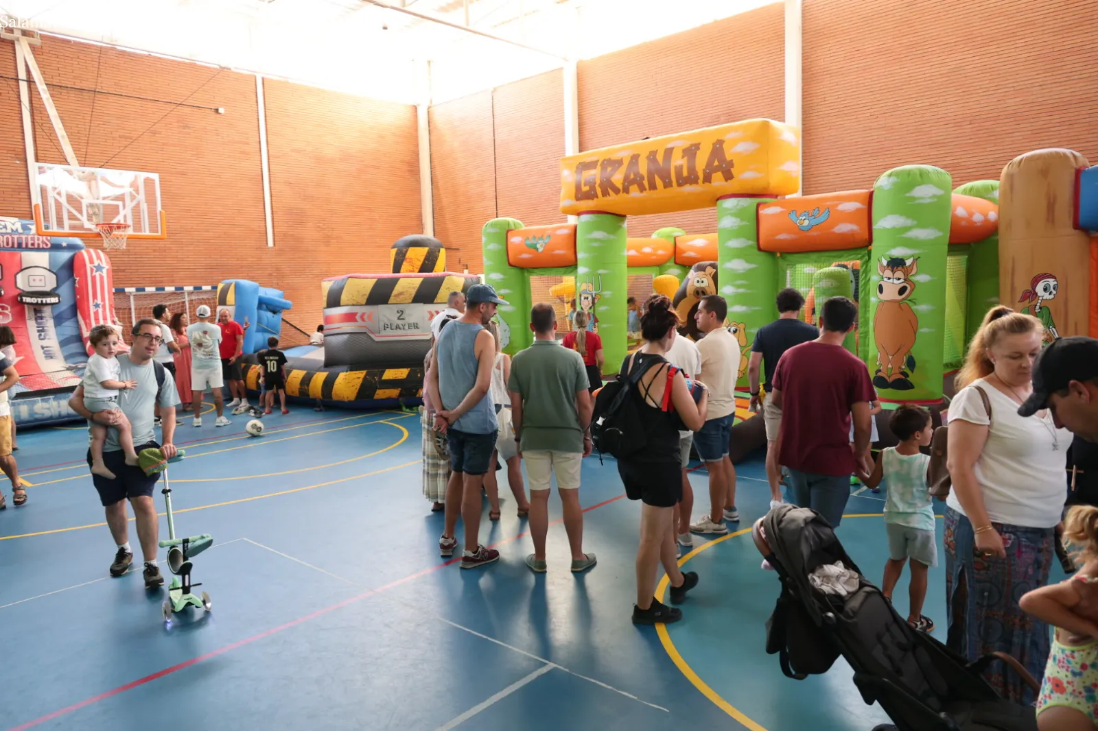 Parque de ocio infantil con hinchables y atracciones acuáticas en Guijuelo. Fotos: David Sañudo