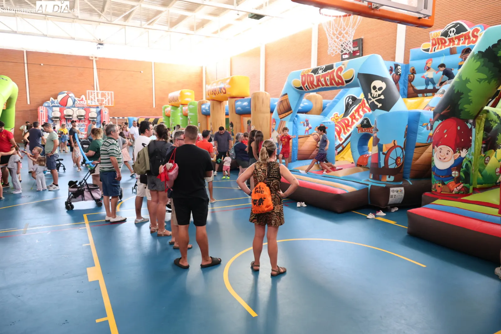 Parque de ocio infantil con hinchables y atracciones acuáticas en Guijuelo. Fotos: David Sañudo