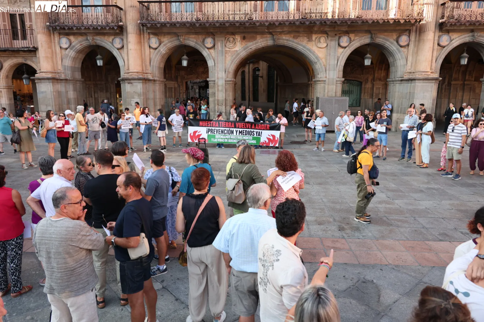 Concentración en la Plaza Mayor de Salamanca contra la gestión de los incendios forestales en Castilla y León. Fotos: David Sañudo