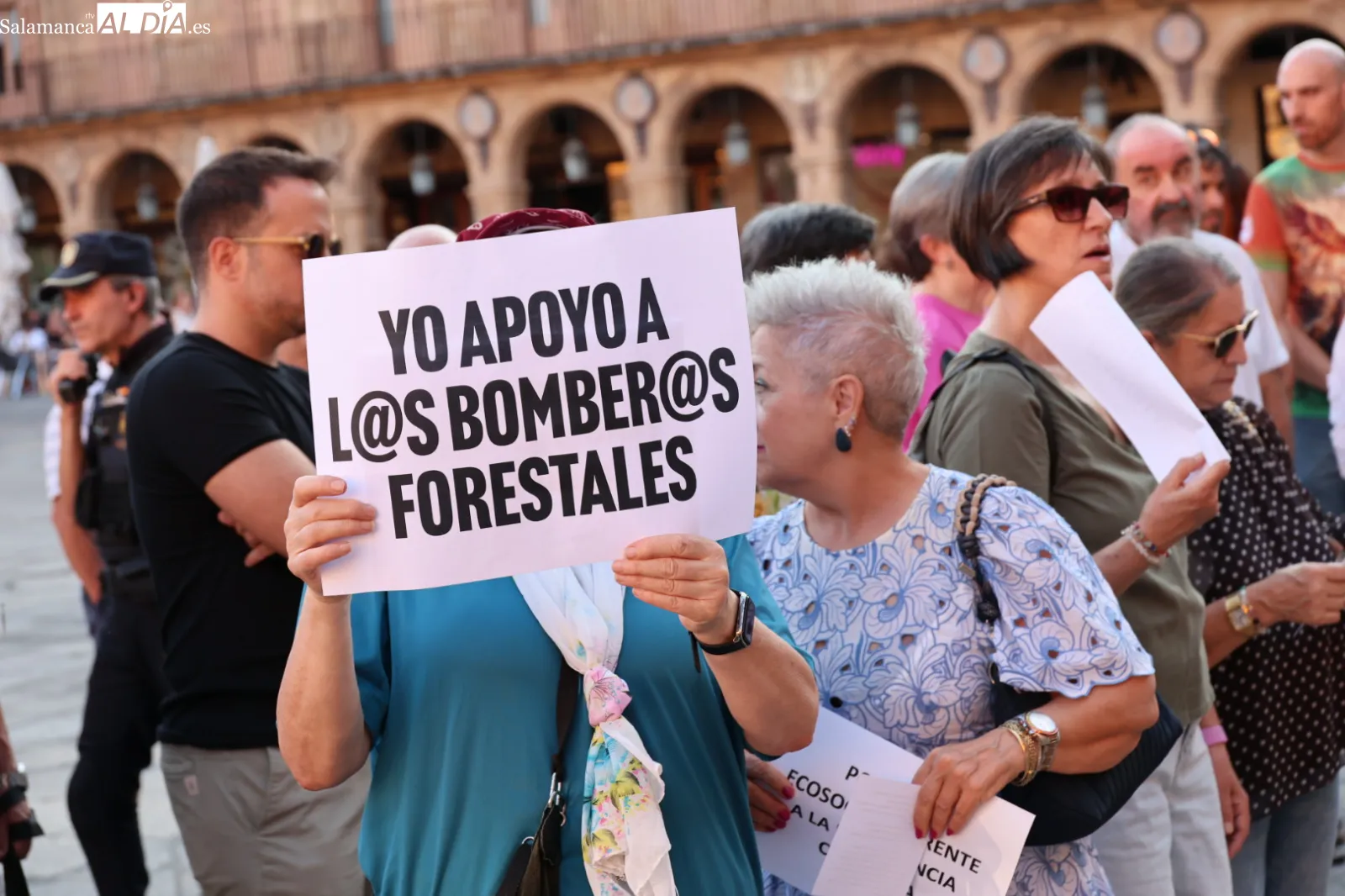Concentración en la Plaza Mayor de Salamanca contra la gestión de los incendios forestales en Castilla y León. Fotos: David Sañudo