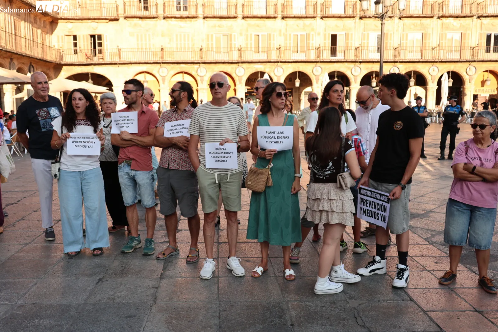 Concentración en la Plaza Mayor de Salamanca contra la gestión de los incendios forestales en Castilla y León. Fotos: David Sañudo