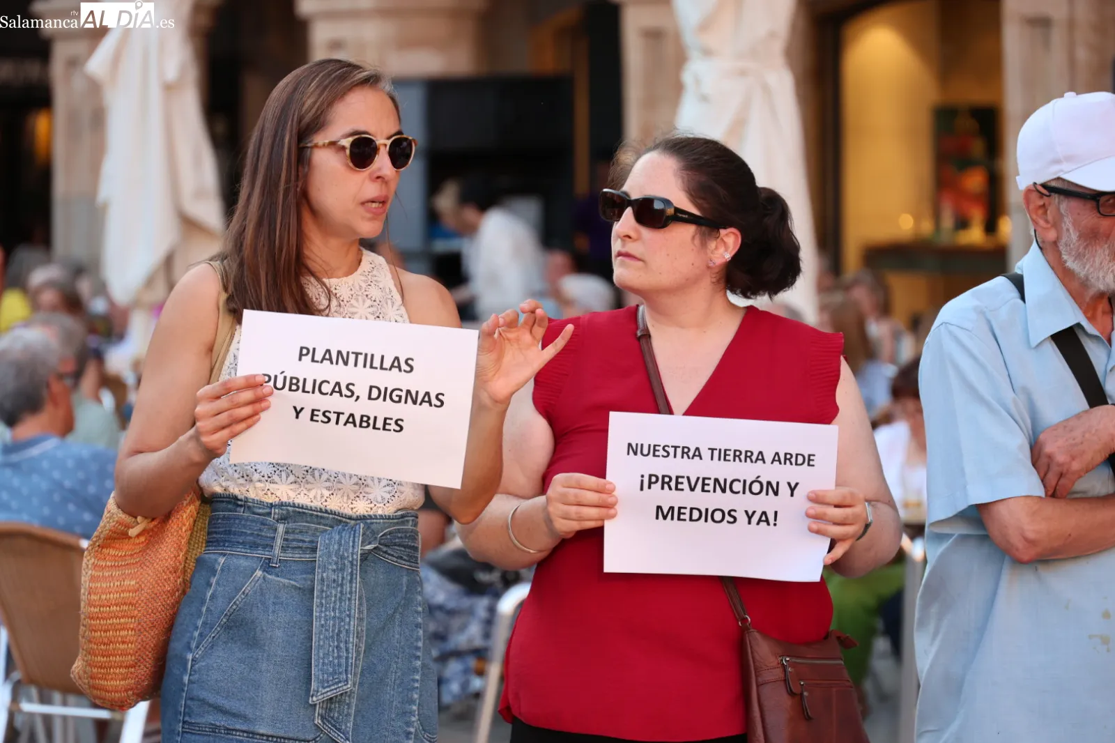 Concentración en la Plaza Mayor de Salamanca contra la gestión de los incendios forestales en Castilla y León. Fotos: David Sañudo