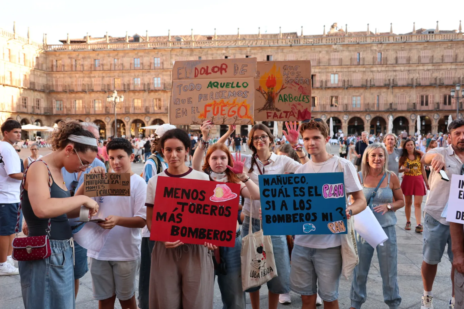 Concentración en la Plaza Mayor de Salamanca contra la gestión de los incendios forestales en Castilla y León. Fotos: David Sañudo