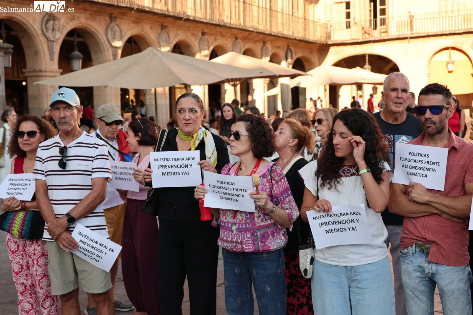 Concentración en la Plaza Mayor de Salamanca contra la gestión de los incendios forestales en Castilla y León. Fotos: David Sañudo