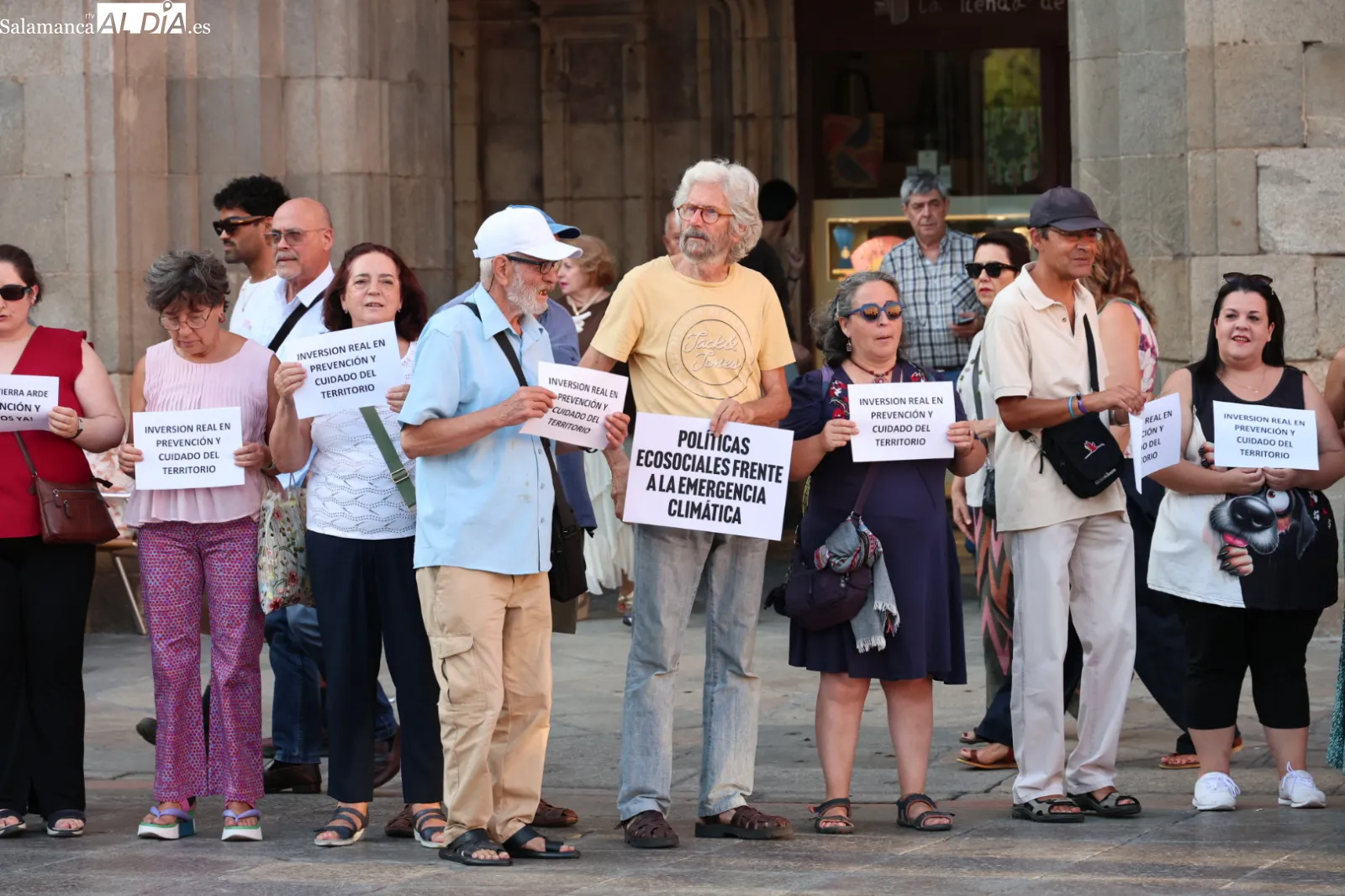 Concentración en la Plaza Mayor de Salamanca contra la gestión de los incendios forestales en Castilla y León. Fotos: David Sañudo
