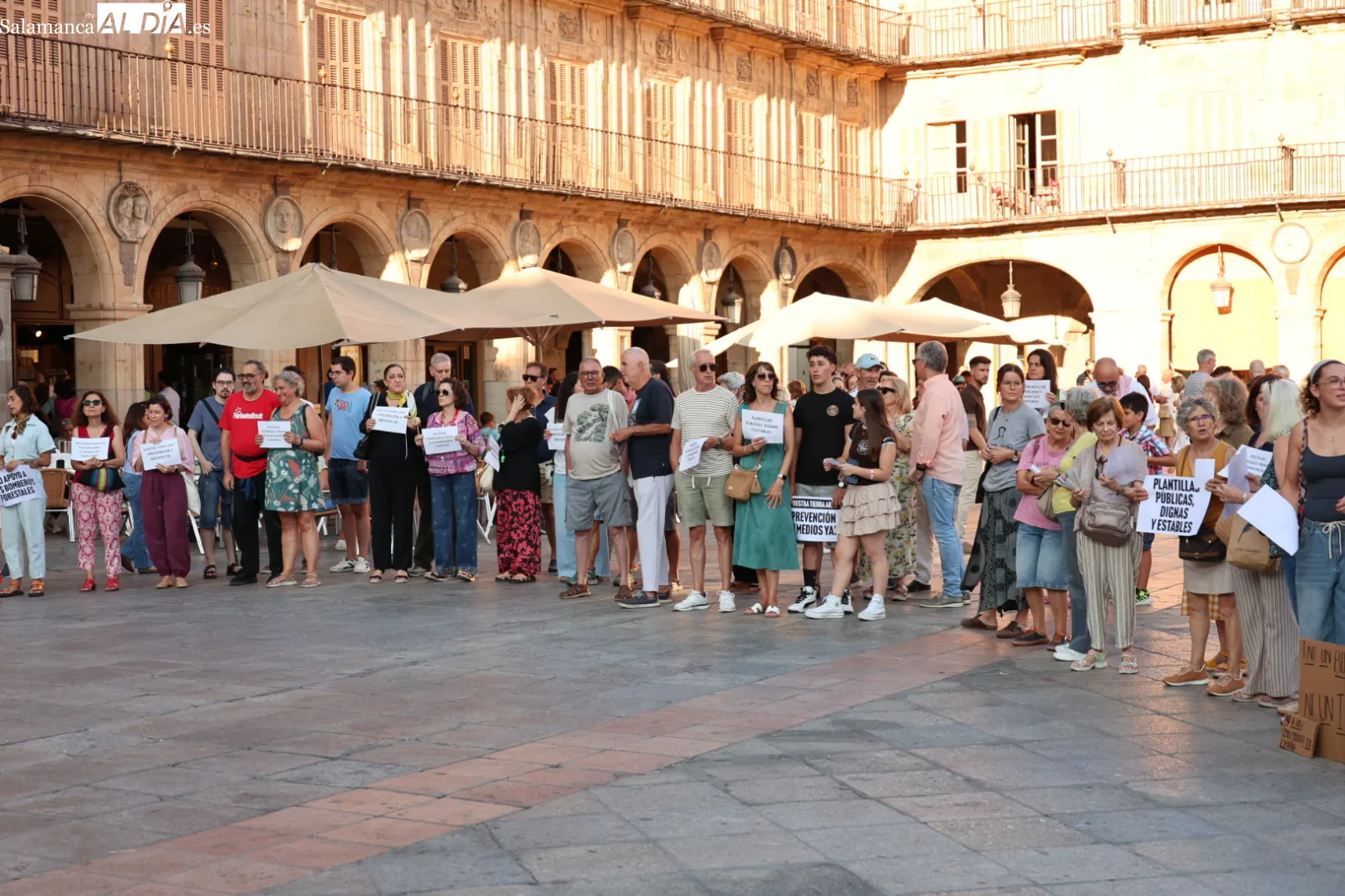 Concentración en la Plaza Mayor de Salamanca contra la gestión de los incendios forestales en Castilla y León. Fotos: David Sañudo