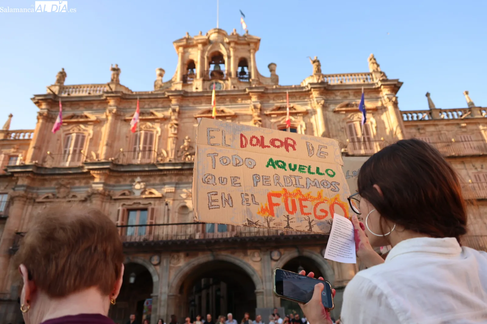 Concentración en la Plaza Mayor de Salamanca contra la gestión de los incendios forestales en Castilla y León. Fotos: David Sañudo