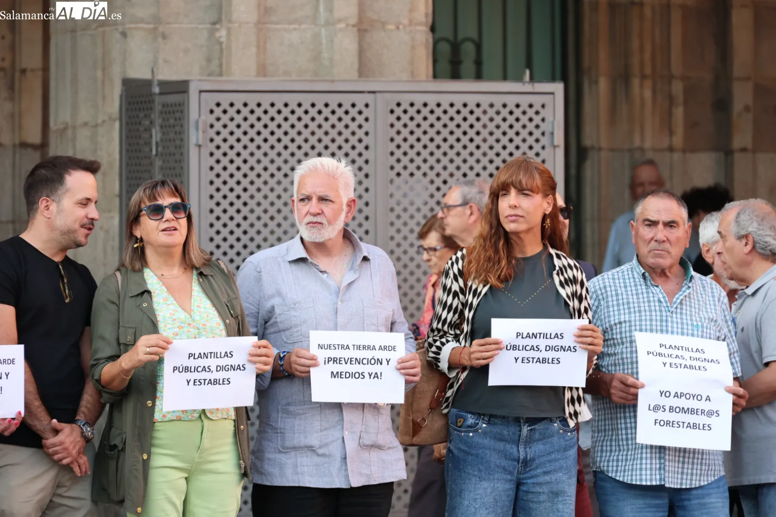 Concentración en la Plaza Mayor de Salamanca contra la gestión de los incendios forestales en Castilla y León. Fotos: David Sañudo