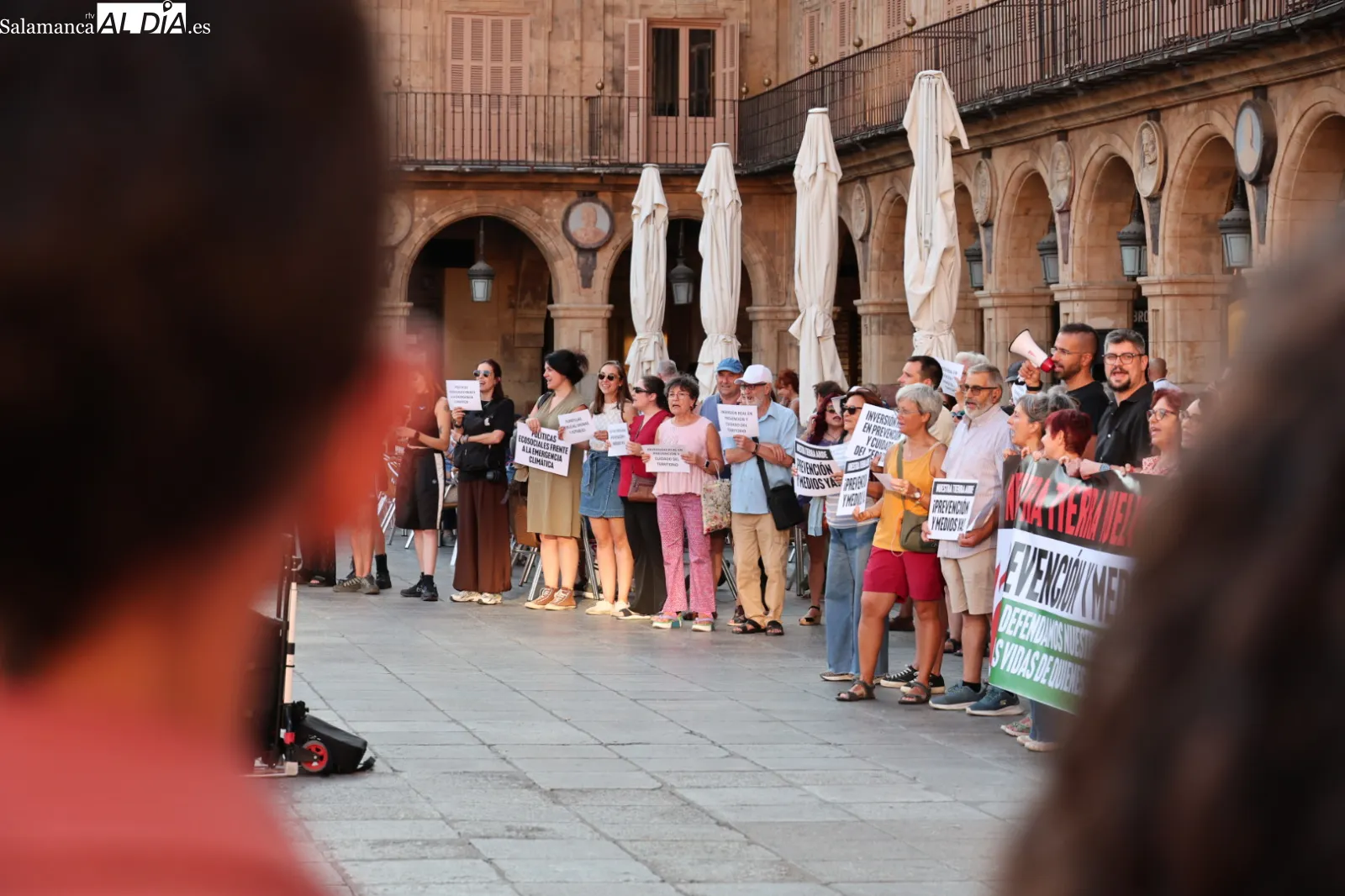 Concentración en la Plaza Mayor de Salamanca contra la gestión de los incendios forestales en Castilla y León. Fotos: David Sañudo