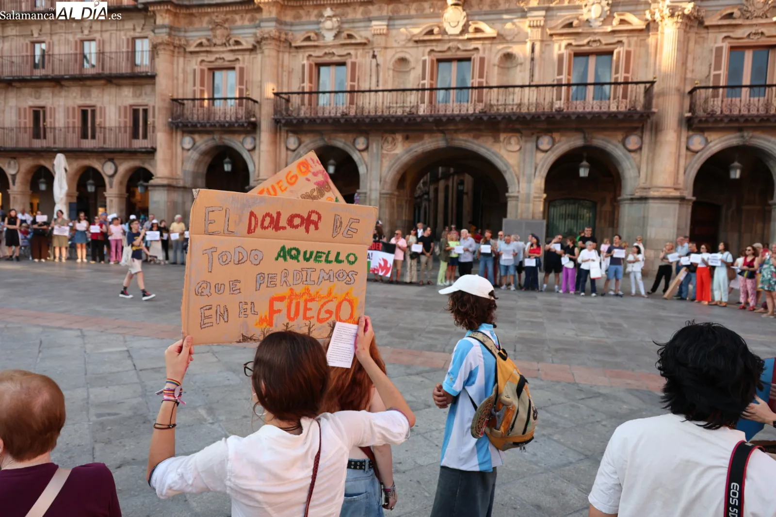 Concentración en la Plaza Mayor de Salamanca contra la gestión de los incendios forestales en Castilla y León. Fotos: David Sañudo