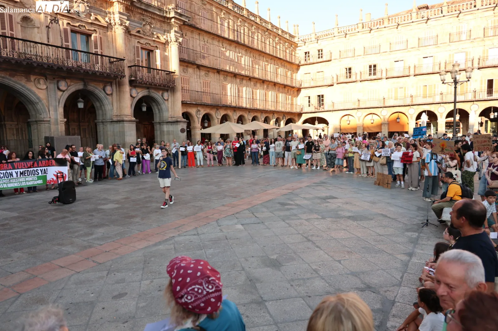 Concentración en la Plaza Mayor de Salamanca contra la gestión de los incendios forestales en Castilla y León. Fotos: David Sañudo