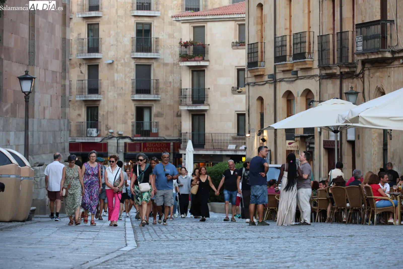 Foto 4 - FOTOS | Los salmantinos disfrutan del pen&uacute;ltimo s&aacute;bado de agosto con un buen ambiente por el centro 