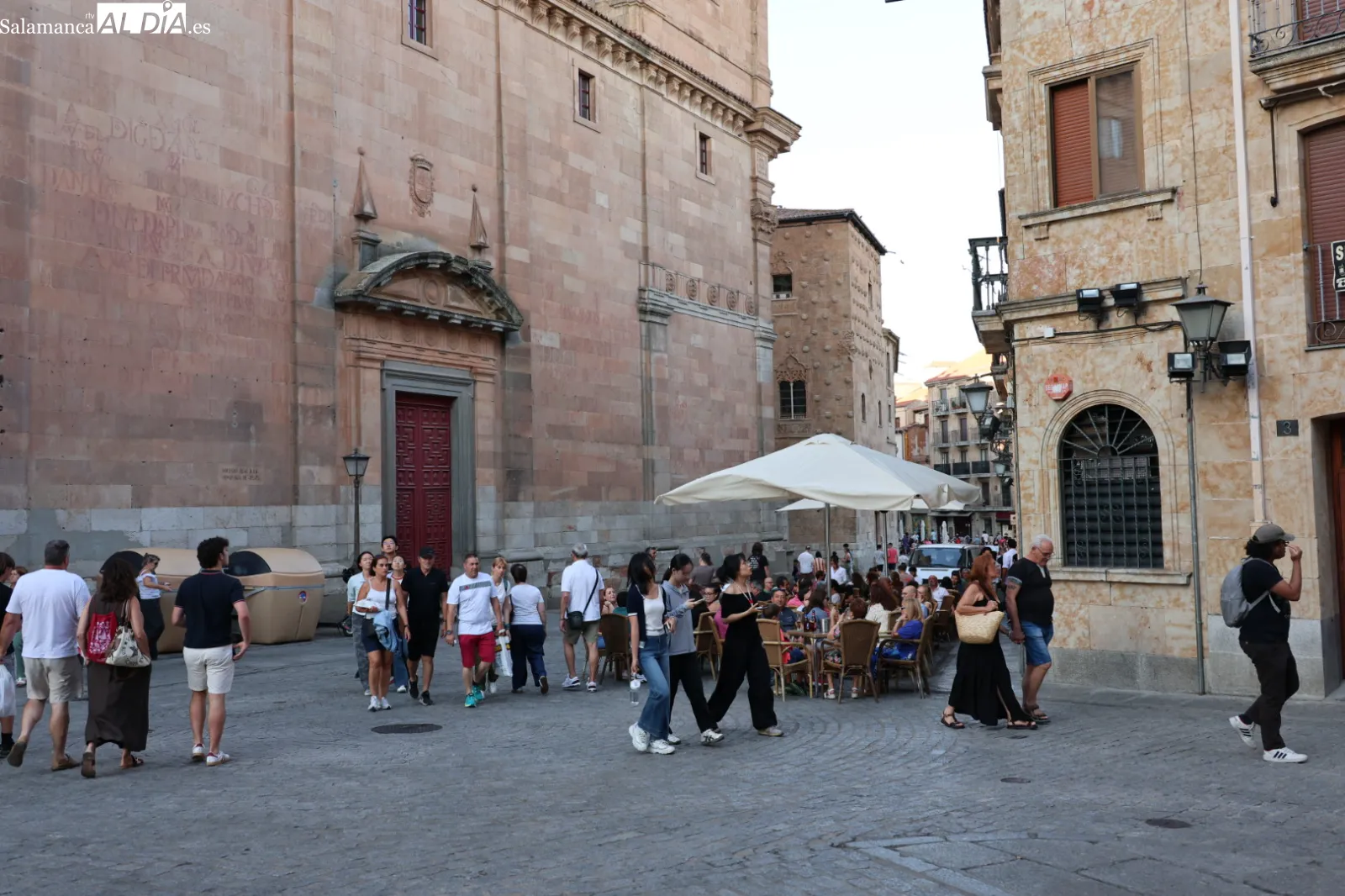 Foto 3 - FOTOS | Los salmantinos disfrutan del pen&uacute;ltimo s&aacute;bado de agosto con un buen ambiente por el centro 