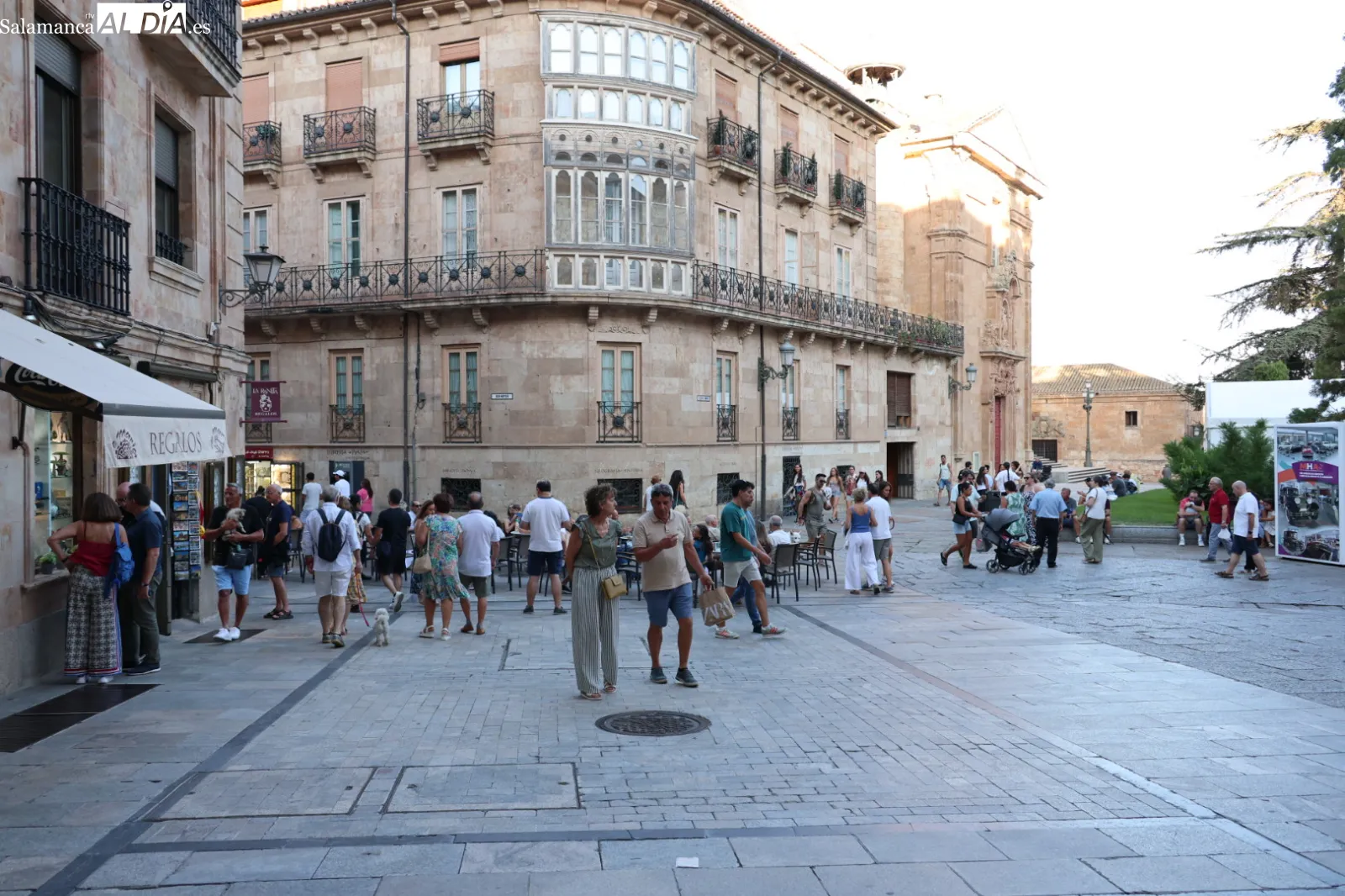 Foto 5 - FOTOS | Los salmantinos disfrutan del pen&uacute;ltimo s&aacute;bado de agosto con un buen ambiente por el centro 