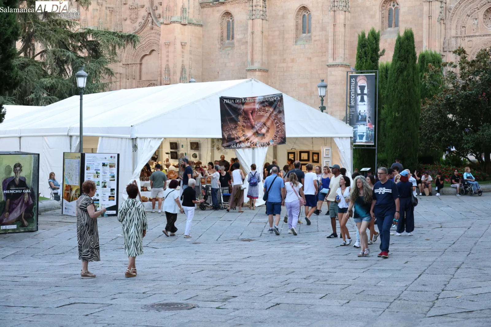 Foto 6 - FOTOS | Los salmantinos disfrutan del pen&uacute;ltimo s&aacute;bado de agosto con un buen ambiente por el centro 