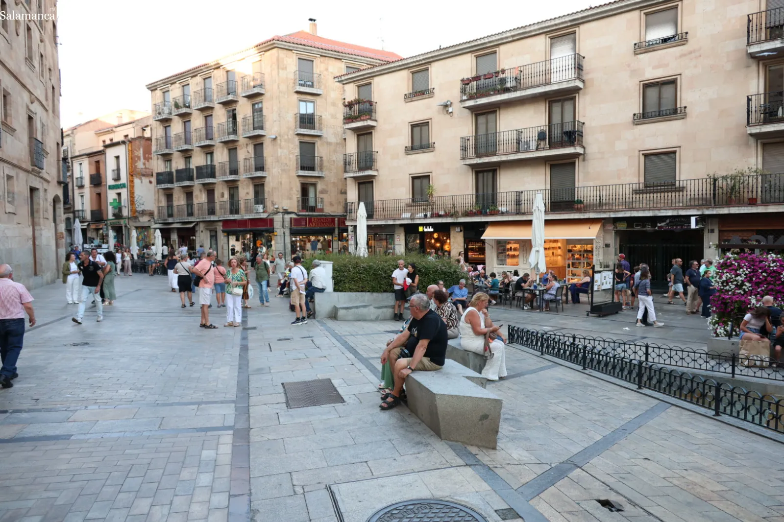 Foto 12 - FOTOS | Los salmantinos disfrutan del pen&uacute;ltimo s&aacute;bado de agosto con un buen ambiente por el centro 