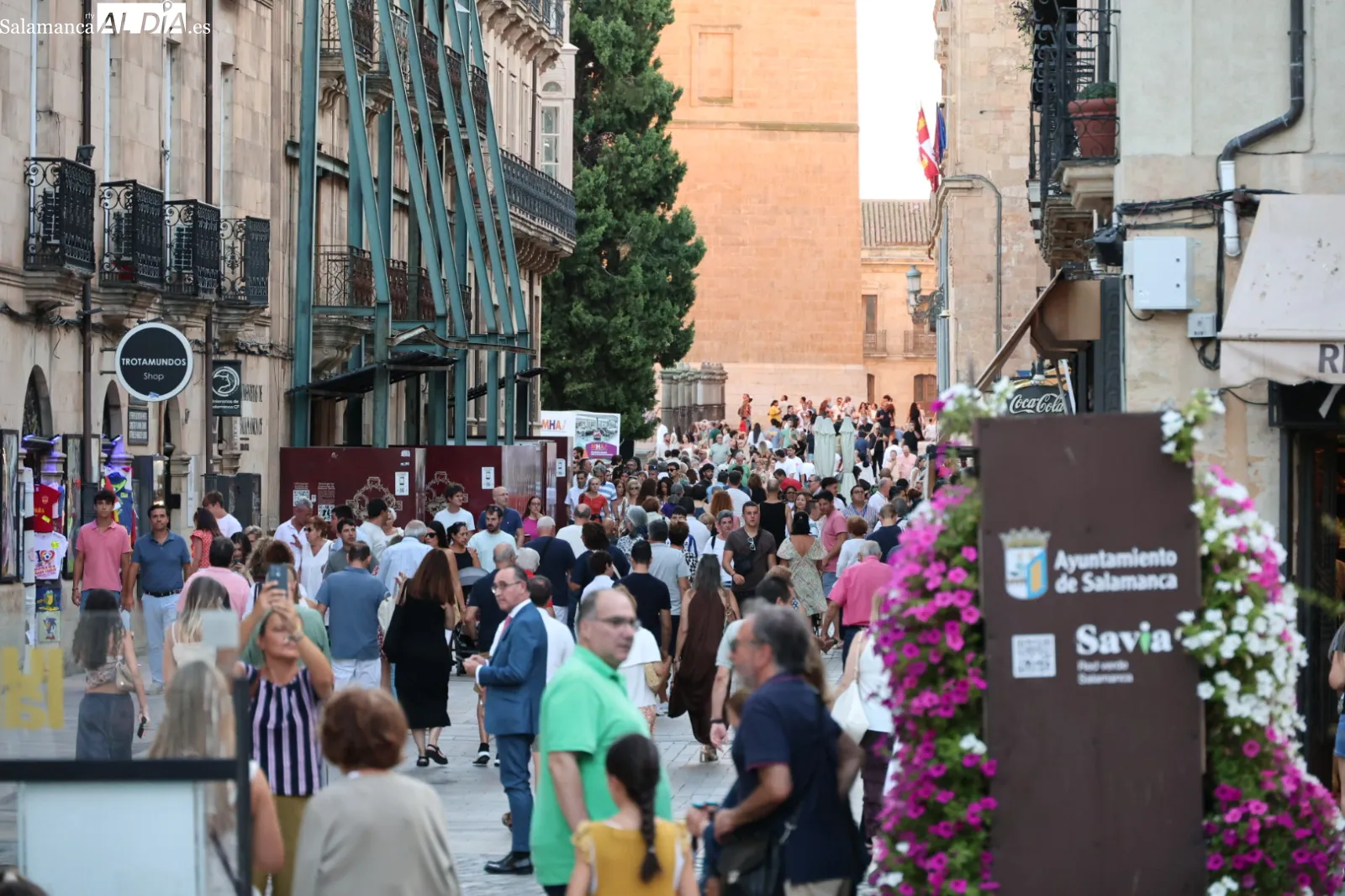 Foto 2 - FOTOS | Los salmantinos disfrutan del pen&uacute;ltimo s&aacute;bado de agosto con un buen ambiente por el centro 