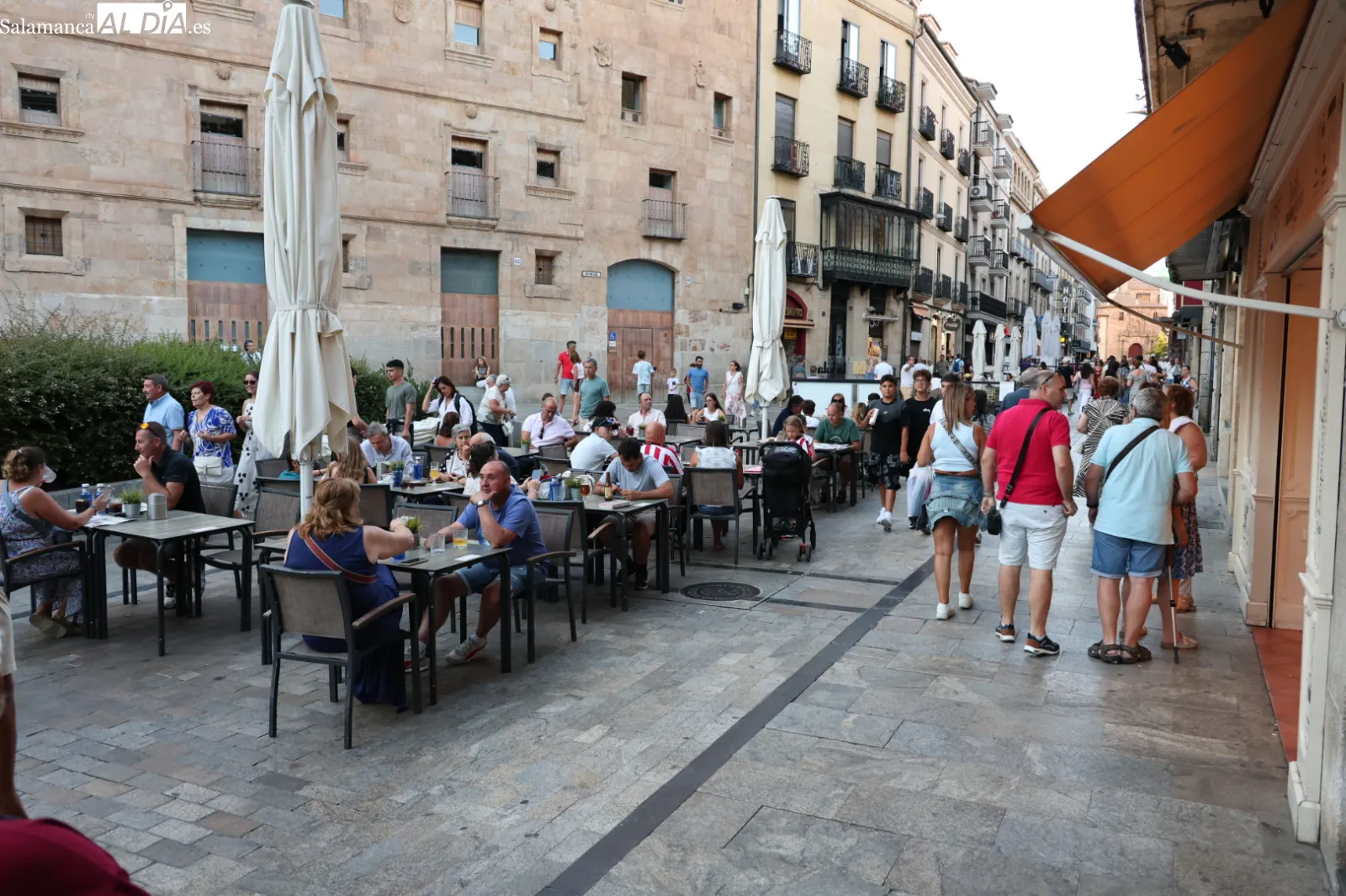 Foto 13 - FOTOS | Los salmantinos disfrutan del pen&uacute;ltimo s&aacute;bado de agosto con un buen ambiente por el centro 