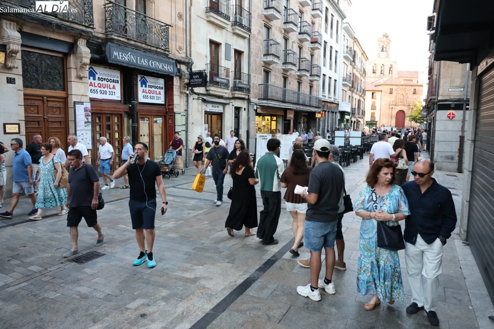 Foto 15 - FOTOS | Los salmantinos disfrutan del pen&uacute;ltimo s&aacute;bado de agosto con un buen ambiente por el centro 