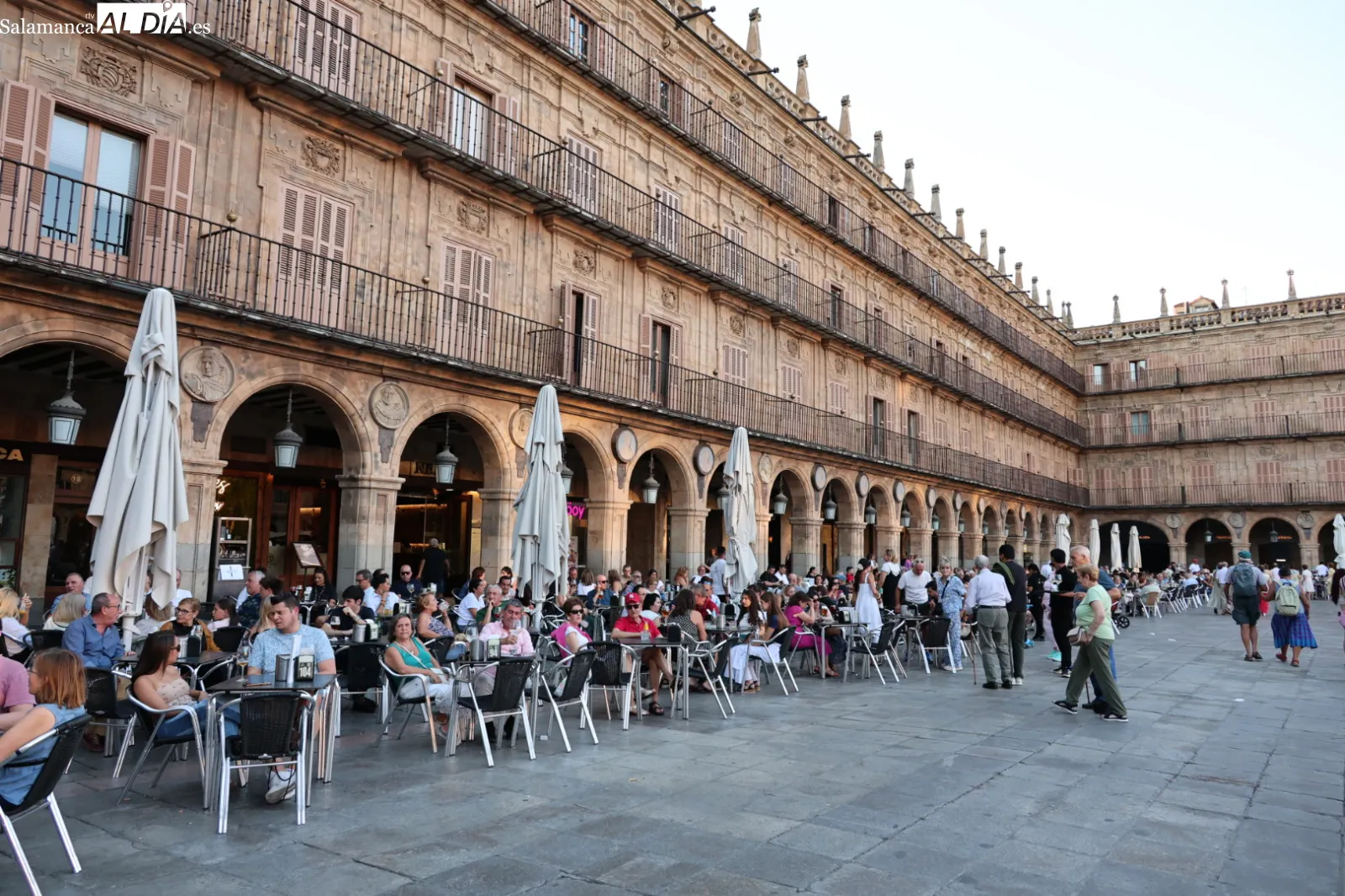 Foto 17 - FOTOS | Los salmantinos disfrutan del pen&uacute;ltimo s&aacute;bado de agosto con un buen ambiente por el centro 