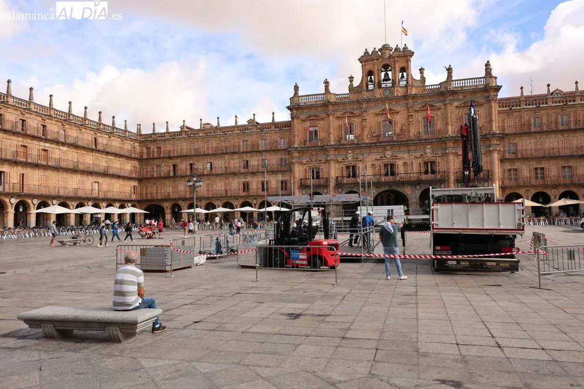 Comienza la cuenta atrás en Salamanca: la Plaza Mayor se prepara para sus grandes conciertos | FOTOS: David Sañudo 