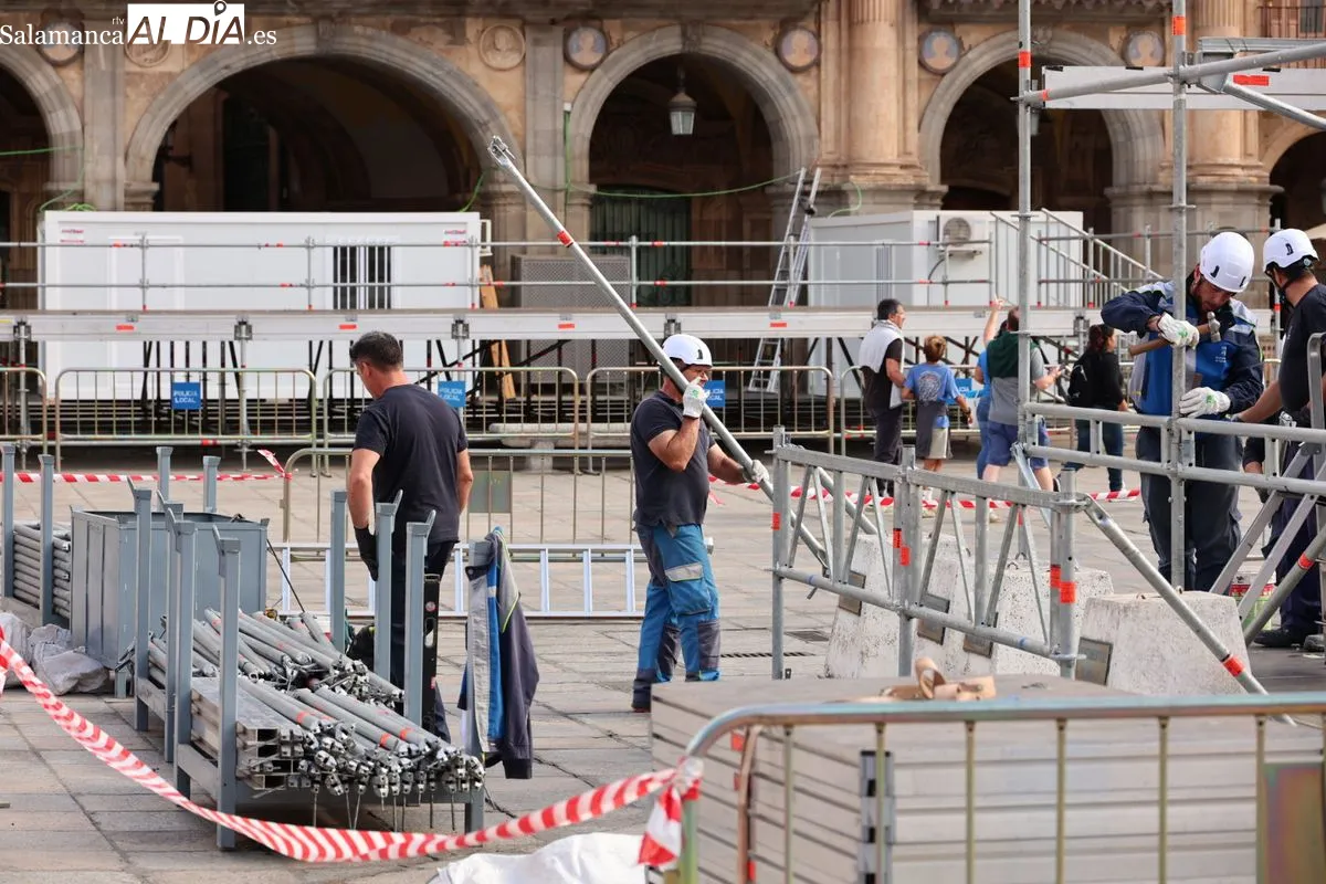 Comienza la cuenta atrás en Salamanca: la Plaza Mayor se prepara para sus grandes conciertos | FOTOS: David Sañudo 