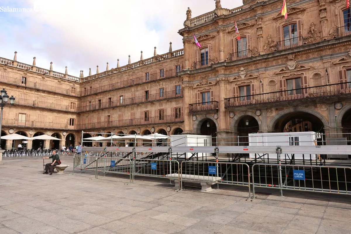 Comienza la cuenta atrás en Salamanca: la Plaza Mayor se prepara para sus grandes conciertos | FOTOS: David Sañudo 