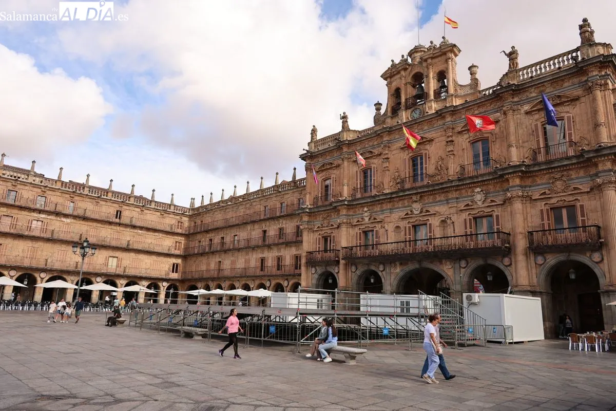 Comienza la cuenta atrás en Salamanca: la Plaza Mayor se prepara para sus grandes conciertos | FOTOS: David Sañudo 