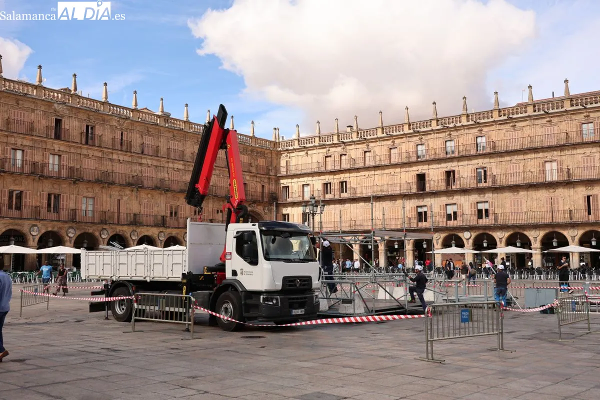 Comienza la cuenta atrás en Salamanca: la Plaza Mayor se prepara para sus grandes conciertos | FOTOS: David Sañudo 