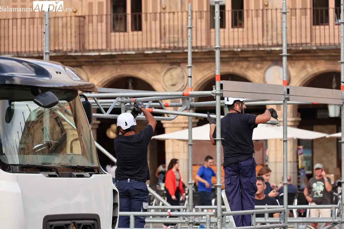 Comienza la cuenta atrás en Salamanca: la Plaza Mayor se prepara para sus grandes conciertos | FOTOS: David Sañudo 
