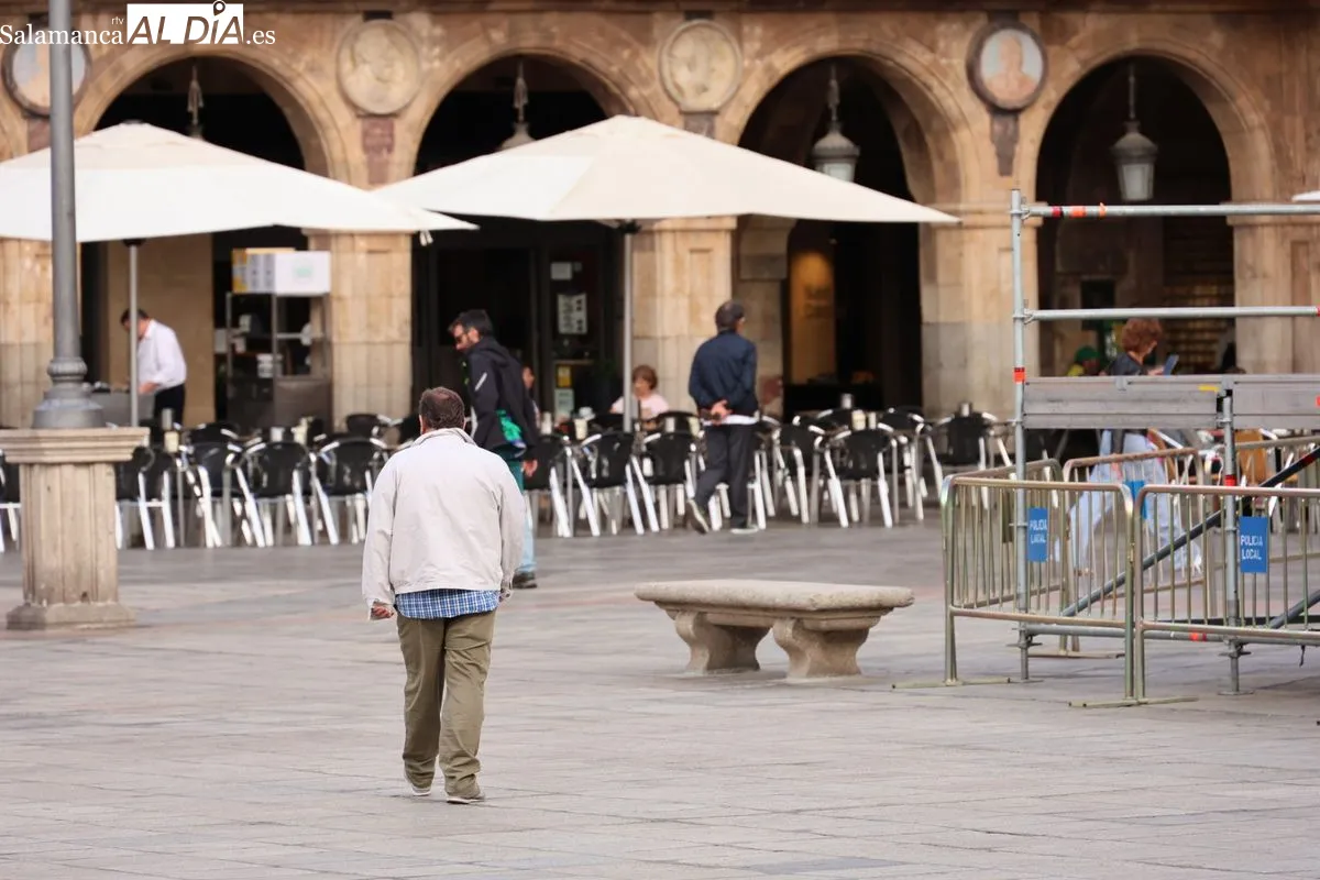 El descenso térmico saca las chaquetas a las calles de Salamanca | FOTOS: David Sañudo 