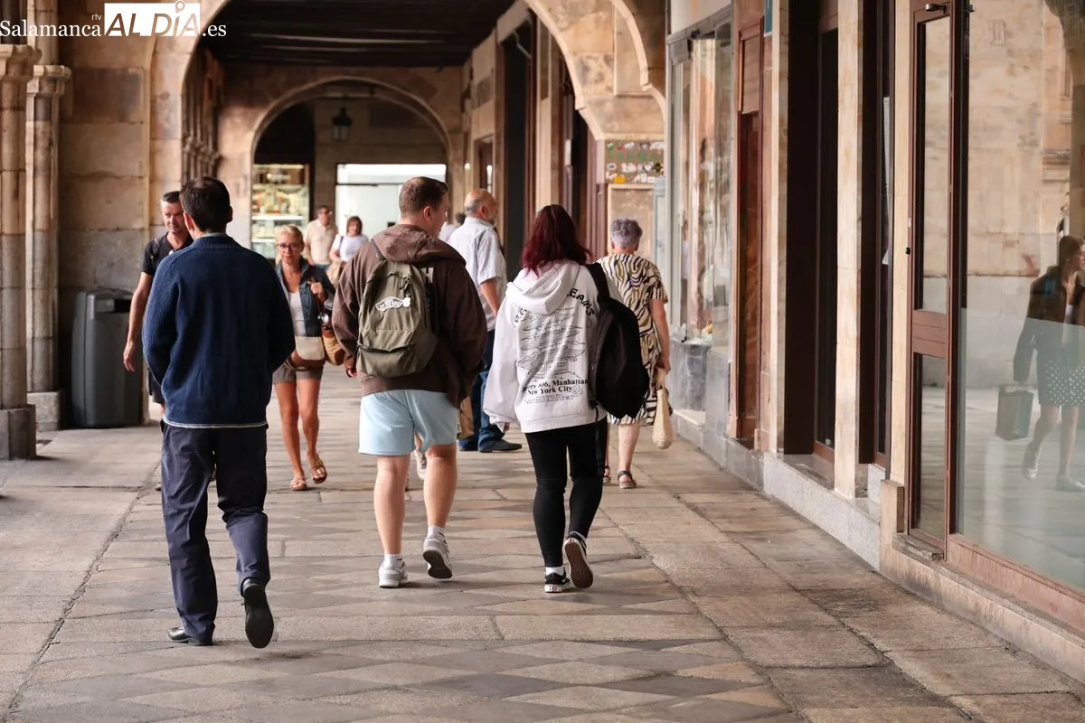 El descenso térmico saca las chaquetas a las calles de Salamanca | FOTOS: David Sañudo 