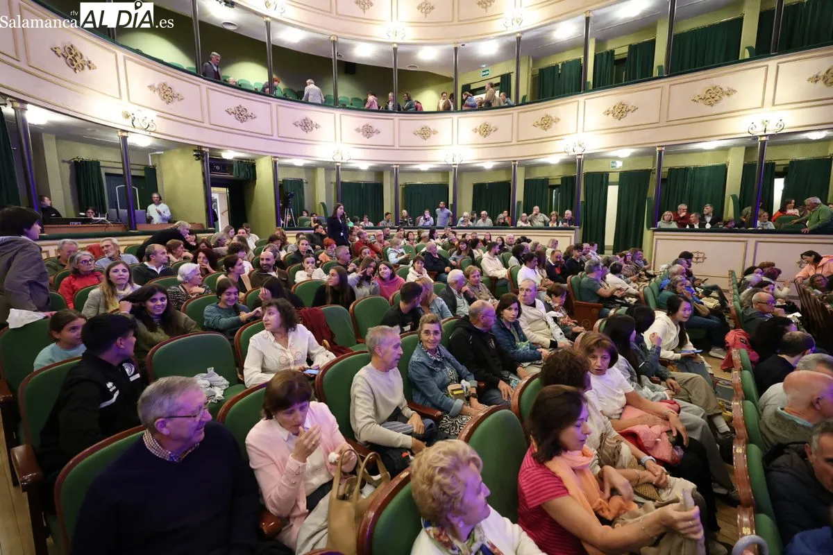 Danzas de Miranda del Castañar y León llenan de música y arte el Liceo | FOTOS: David Sañudo