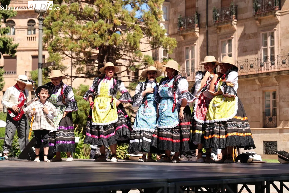 Los ritmos y bailes tradicionales de Colombia conquistan la Plaza de Anaya  | FOTOS: David Sañudo 