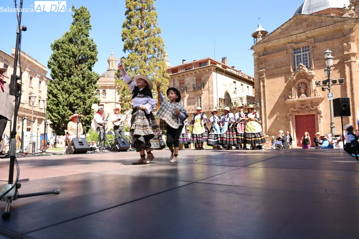 Los ritmos y bailes tradicionales de Colombia conquistan la Plaza de Anaya  | FOTOS: David Sañudo 