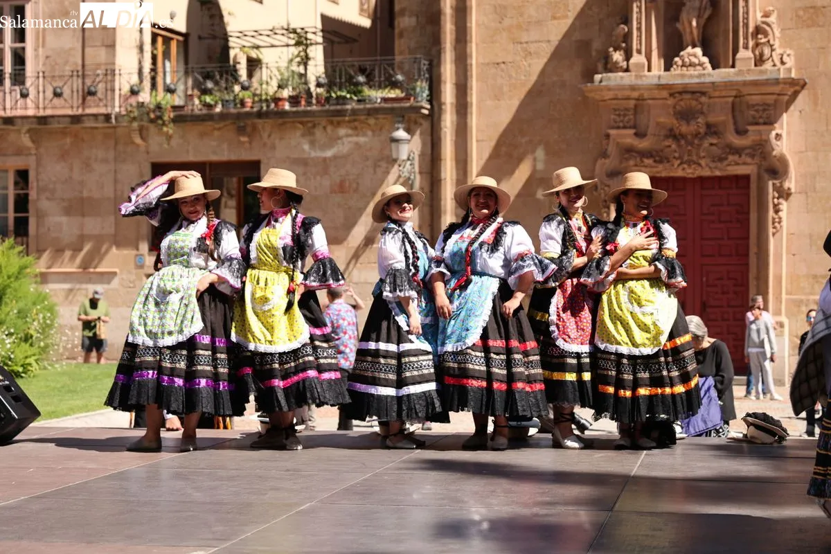 Los ritmos y bailes tradicionales de Colombia conquistan la Plaza de Anaya  | FOTOS: David Sañudo 