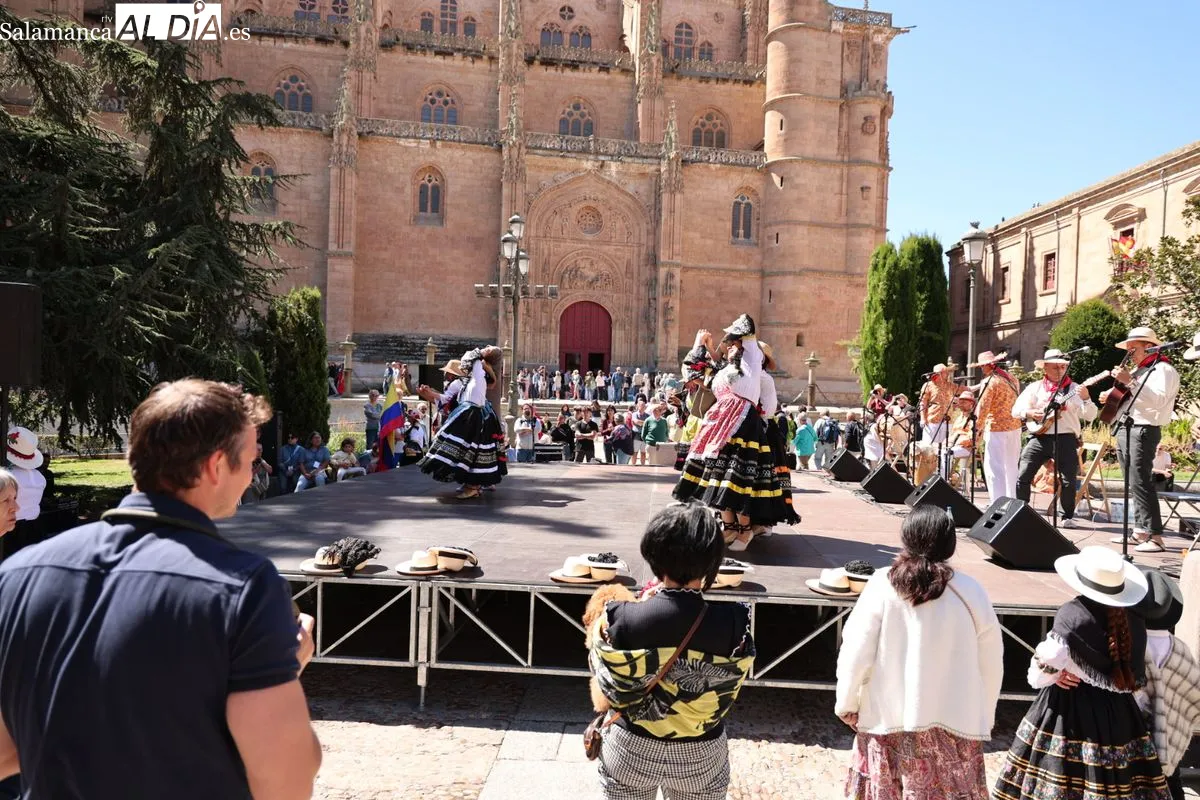 Los ritmos y bailes tradicionales de Colombia conquistan la Plaza de Anaya  | FOTOS: David Sañudo 