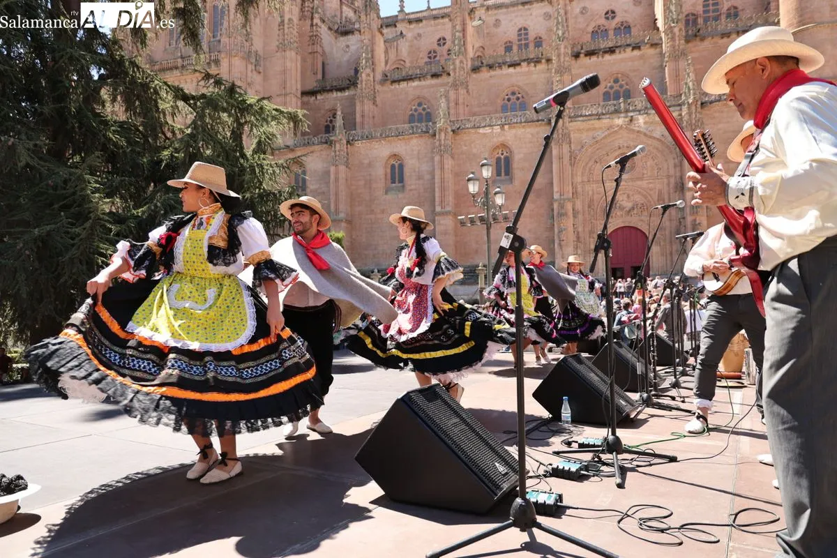 Los ritmos y bailes tradicionales de Colombia conquistan la Plaza de Anaya  | FOTOS: David Sañudo 