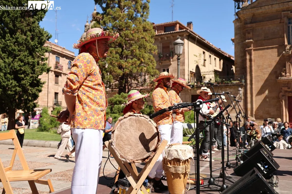 Los ritmos y bailes tradicionales de Colombia conquistan la Plaza de Anaya  | FOTOS: David Sañudo 