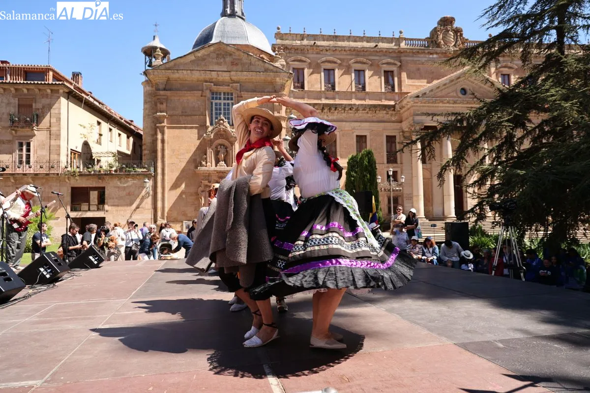 Los ritmos y bailes tradicionales de Colombia conquistan la Plaza de Anaya  | FOTOS: David Sañudo 
