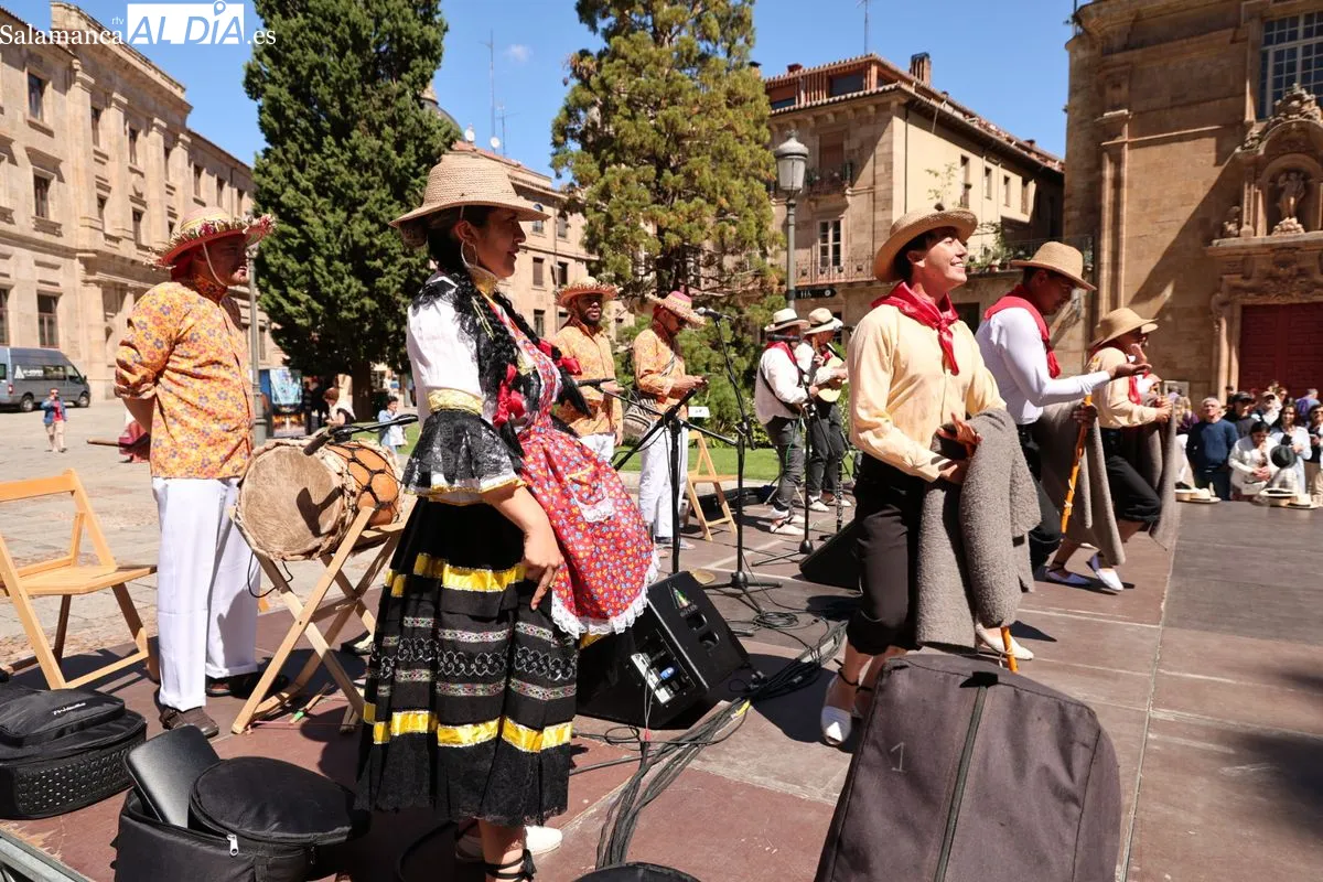 Los ritmos y bailes tradicionales de Colombia conquistan la Plaza de Anaya  | FOTOS: David Sañudo 